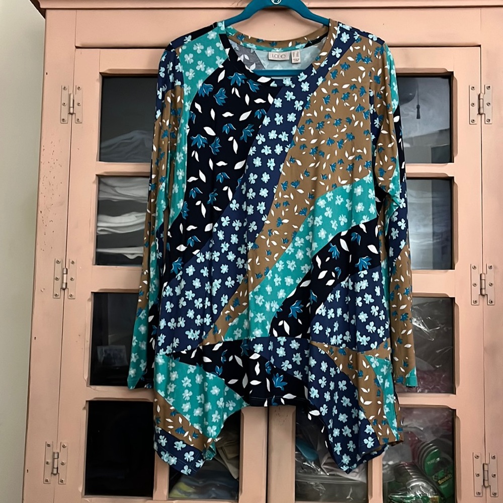 LOGO Multi-patterned Jewel Neck Long SleeveTop w/ Side Pockets & Sharkbite Hem